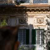 Il piano terra � caratterizzato da linee orizzontali che simulano i conci, quello superiore invece � impreziosito da quattro lesene scanalate in stile dorico tra le quali si aprono le verdi finestre